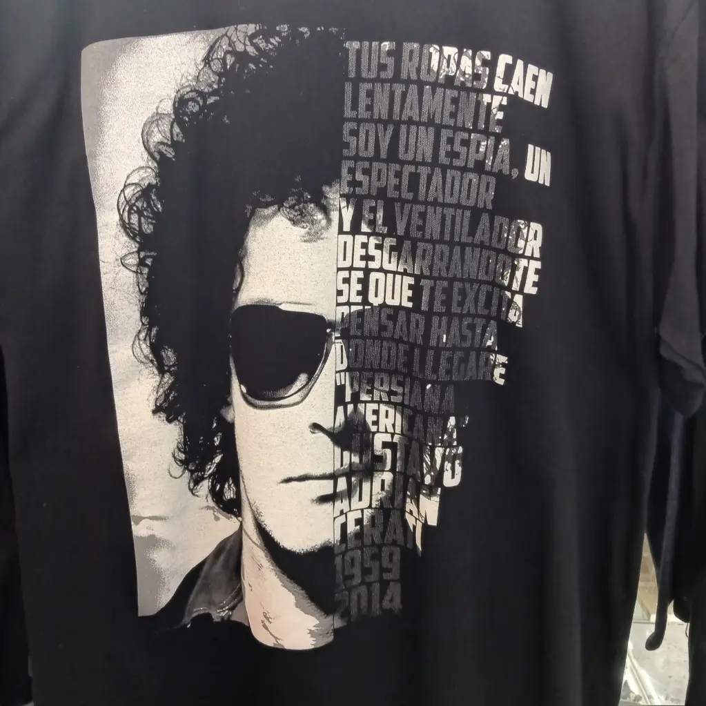 Gustavo Cerati : Cara con Letra Persiana Americana Polera (S)