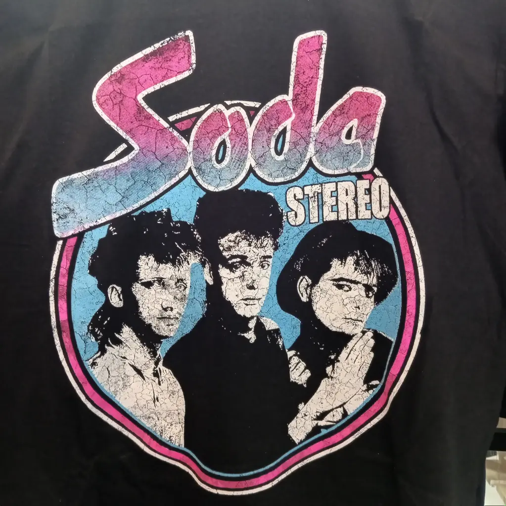 [040 002 S] Soda Stereo : Banda Fondo Celeste Polera (S)