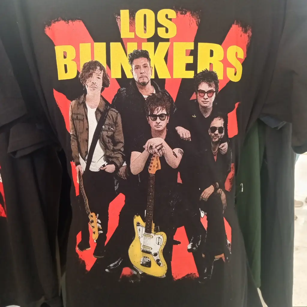 Los Bunkers : Integrantes Fondo Rojo Polera (S)