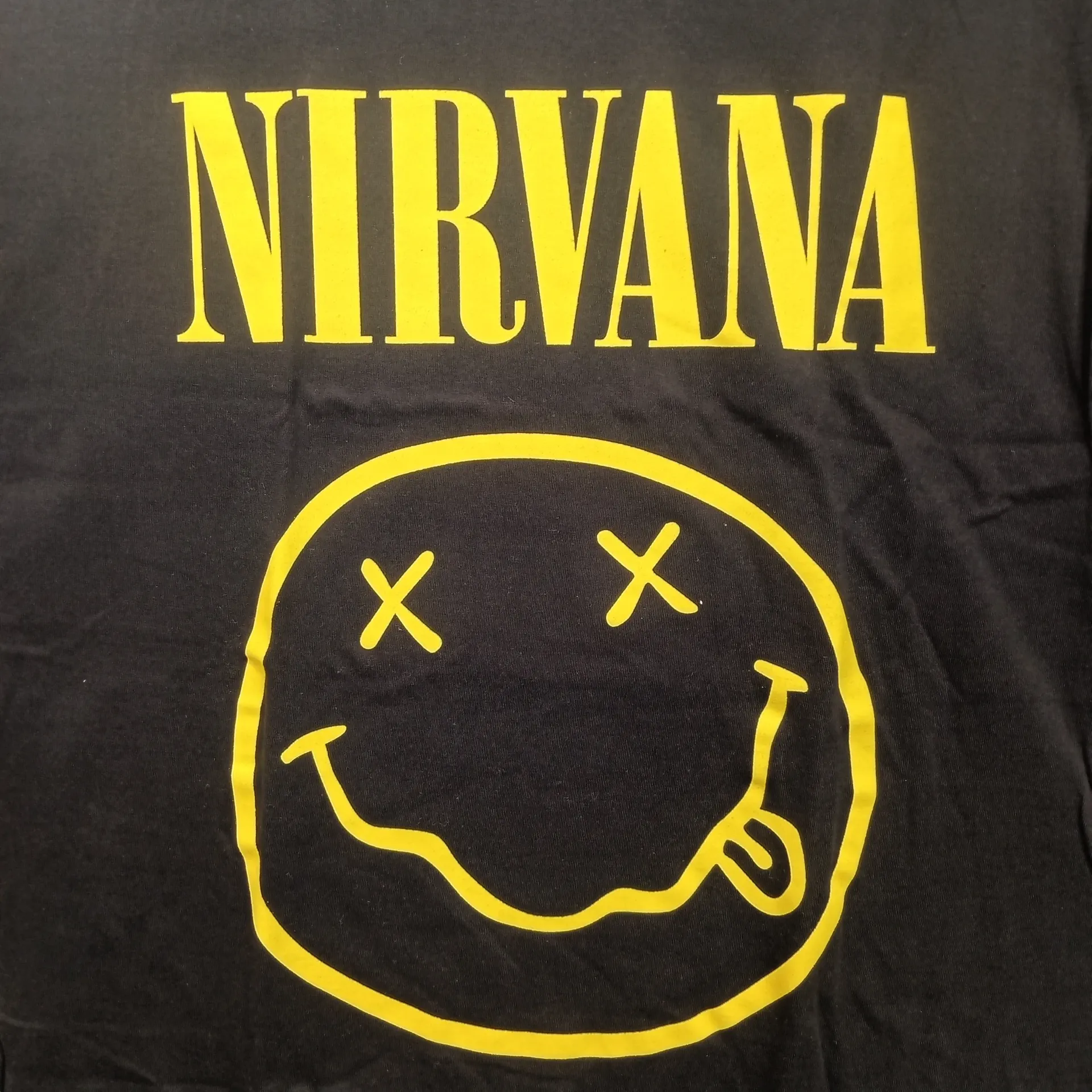 [027 002 S] Nirvana : Logo Cara Amarilla Polera (S)