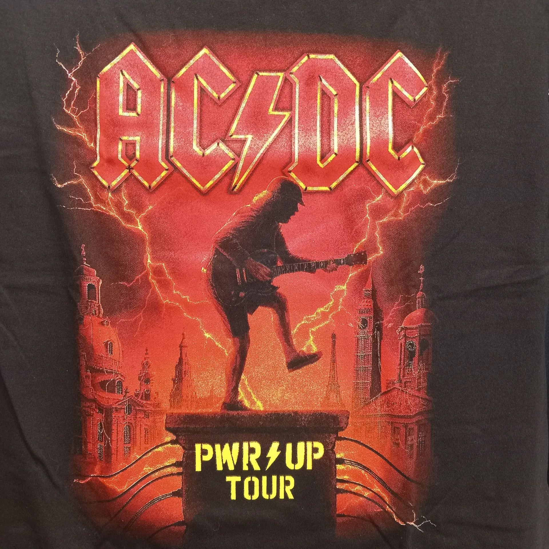 [001 009 S] AC / DC : Power Up Tour Guitarrista en Londres Polera (S)