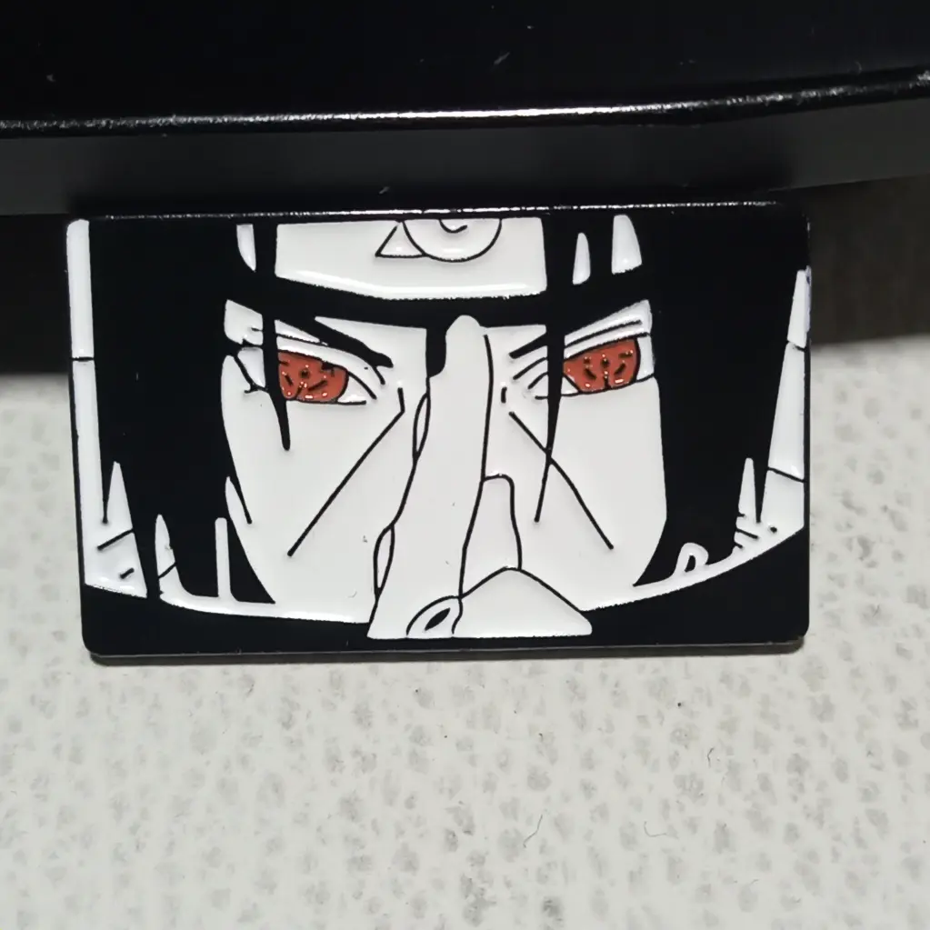 [0100] Naruto : Itachi Uchiha Cara con Mano Pin