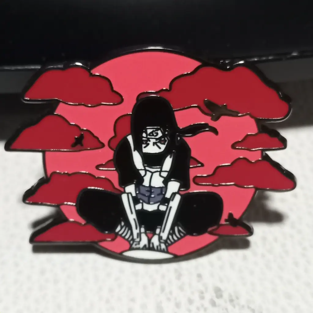 [0101] Naruto : Itachi Uchiha Entre Nubes Rojas Pin