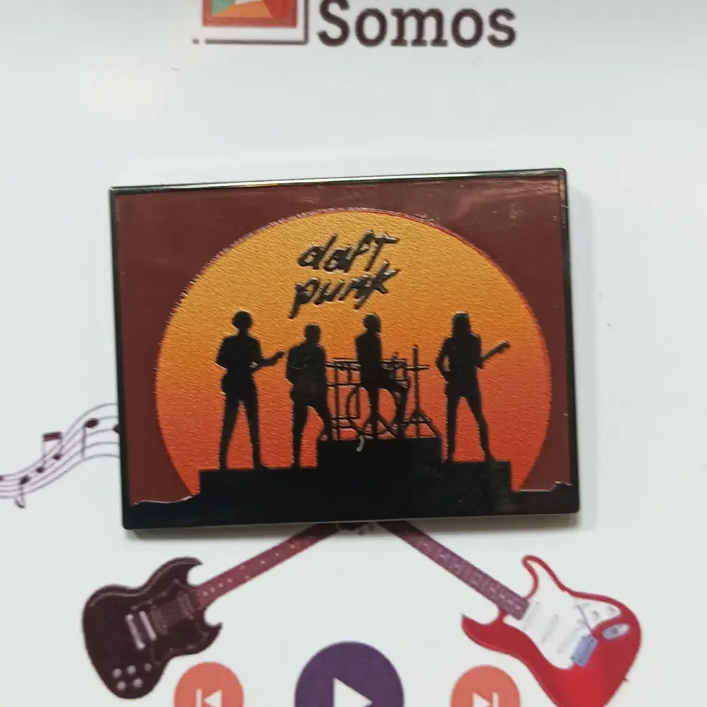 [0003] Daft Punk : Grupo Amanecer Pin