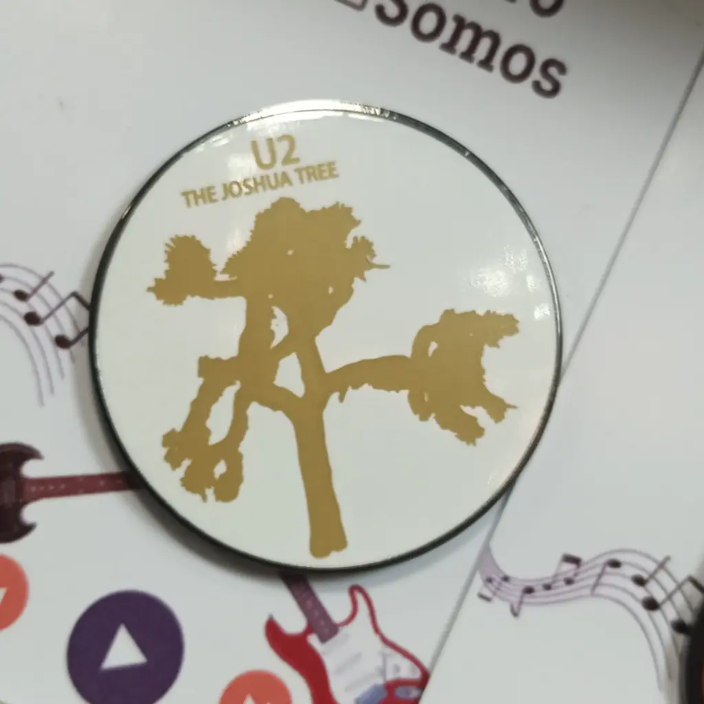 [0009] U2 : Joshua Tree Arbol Redondo Pin