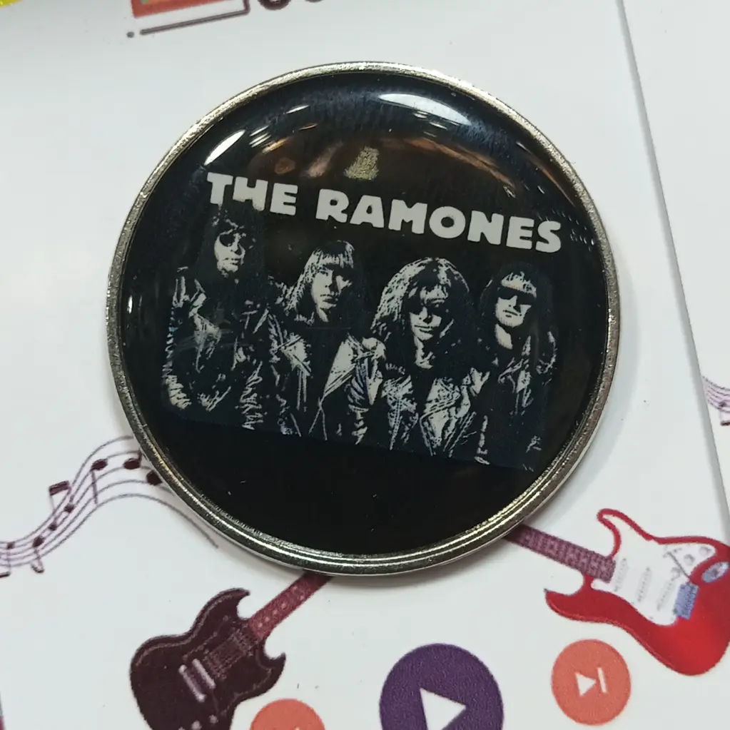 [0010] Ramones : Banda Redondo Pin