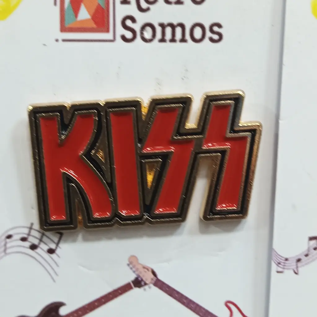 [0013] Kiss : Logo Plateado Pin