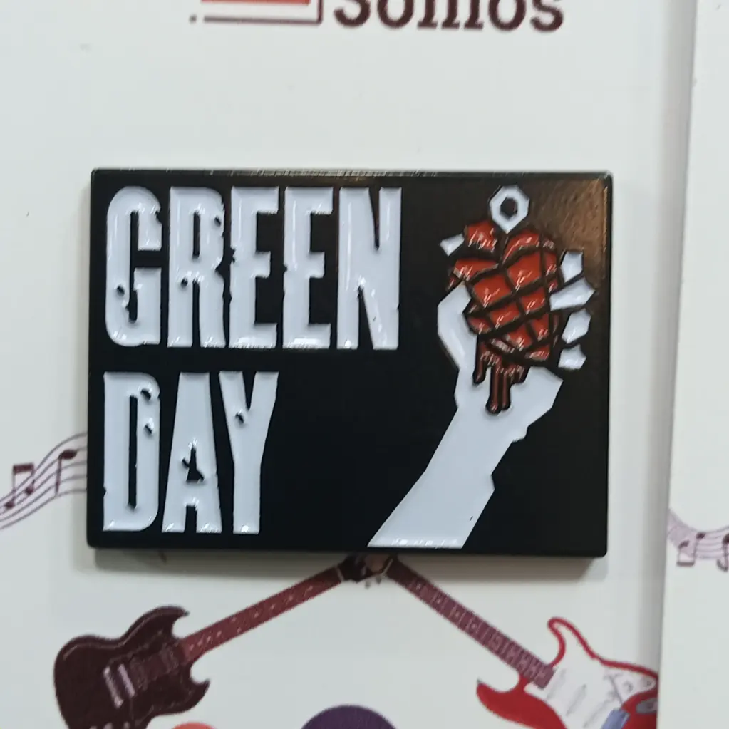 [0015] Green Day : American Idiot Pin