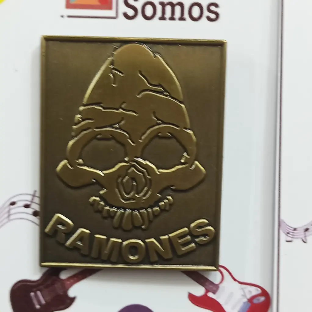 [0026] Ramones : Calavera en Dorado Pin