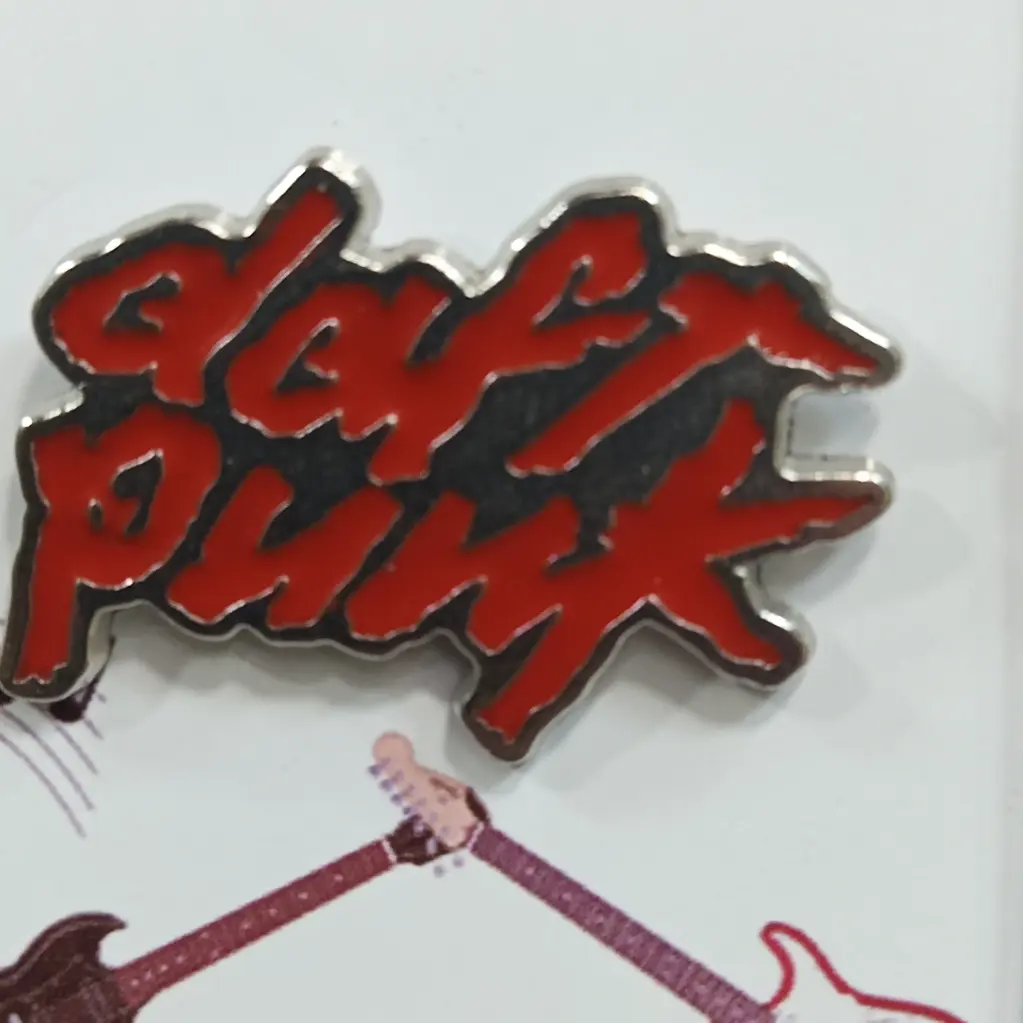 [0029] Daft Punk : Logo Pin