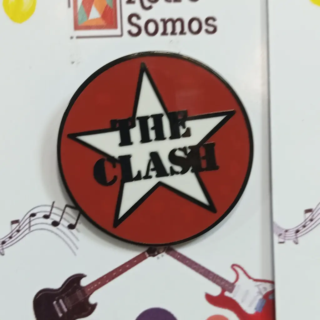 [0035] The Clash : Logo en Estrella Circulo Pin